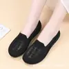 Sapatos de Tela Femininos 2025 Verão Novo Estilo Solado Macio Boca Rasa Slip-On Preguiçosos Casuais Sapatos de Tela Respirável Sapatos para Mãe