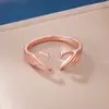 Pareja Europea y Americana Tomados de la Mano con Corazones, Gesto de Corazón Personalizado Transfronterizo, Anillo Romántico y Creativo de Dedo Índice Abierto