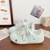 Tênis feminino versátil estilo alemão 2026 novo modelo primavera e outono, sola reta, estiloso, casual, para o trabalho, sapatos brancos fofos para mulheres