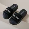 Sandalias y pantuflas de suela gruesa para mujer, superficie de tela, letra de pedrería, para usar en exteriores, pantuflas de ocio para vacaciones en la playa, pantuflas de comercio exterior transfronterizo