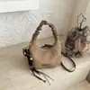 Bolso de mujer único retro esmerilado, nuevo bolso cruzado versátil otoño e invierno 2026, bolso de mano pequeño exquisito y súper popular