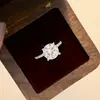 Anillo de Plata Chapada de Cinco Quilates Imitación Moissanita Popular en Transmisiones en Vivo de Comercio Electrónico Transfronterizo para Mujer, Anillo Cerrado de Compromiso, Venta al por Mayor de Anillos de Diamante