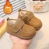 Botas de nieve para niños, nuevo estilo de invierno 2026, zapatos de algodón para bebé, antideslizantes, engrosados, forrados de felpa, con suela suave, cálidos zapatos peludos para niñas.