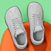Zapatillas para pareja transfronteriza 2026 superventas puntera ancha piel suela plana casual para hombre negro ligeras zapatillas de entrenamiento alemanas