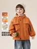 Jaqueta com Capuz Forrada de Fleece Estilo Europeu para Meninos Outono e Inverno 2026 Novo Modelo Roupas Infantis para Crianças Pequenas Top Quente de Inverno