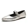 Sapatos rasos femininos estilo britânico, estilosos, de metal com rebites, retrô, para trabalho, com bico fino e tira única, sapatilhas da moda