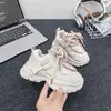 Tenis gruesos transpirables para niña, nueva colección otoño 2026, zapatos blancos de suela gruesa, zapatillas deportivas casual antideslizantes con estampado de mariposas para niña