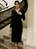 Vestido Midi Elegante de Outono e Inverno Transfronteiriço, Veludo, Decote V, Estilo Francês Retro, Cintura Marcada, Emagrecedor, Pregueado, Envelope