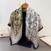 Lenço Quadrado Grande com Estampa Paisley Color-Blocked em Cetim Imitação de Seda, Xale de 90cm, Lenço de Cabeça, Cachecol, Lenço Decorativo