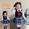 Conjunto de Roupa de Primavera para Meninas 2026 Novo Estiloso Estilo Academia Coelho Policial Saia JK Conjunto de Três Peças para Bebê Menina Primavera e Outono