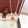 Estilo Popular de Anel de Corrida Dourado do Xiaohongshu, Corrente para Clavícula de Ágata Vermelha Natural, Brincos e Pulseira de Trevo de Quatro Folhas de Luxo Leve de Moeda de Cobre