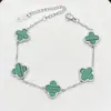 Pulsera de acero de titanio chapada en oro de 18k, de cuatro hojas, lisa, de moda, de venta caliente, con nácar de doble cara, fábrica de joyería de alta gama para mujer