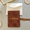 Invitación de boda vintage de terciopelo color camello con impresión en relieve, tarjeta de respuesta con código QR de forma especial, invitación de boda
