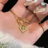 Collar de cruz de candado estilo europeo y americano, colgante de nicho, joyería al por mayor, cadena para la clavícula con incrustaciones de diamantes, collar simple y versátil, fabricante