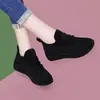 Zapatos Casuales de Mujer Otoño 2026 Suela Suave Versátiles Transpirables Zapatos Deportivos Zapatos Negros de Cocina Zapatos para Mamá Antideslizantes Zapatos de Trabajo