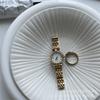 Reloj pequeño dorado clásico retro IEKE esmeralda para mujer, exquisito estilo mid-century, diseño nicho de lujo ligero, reloj de cuarzo