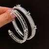 Empilhável! [Diamante lapidação princesa + cristal branco] Pulseira larga de prata escovada, um novo design com toque luxuoso e de alta qualidade, com fecho de fecho