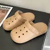 Tamancos femininos de sola grossa para o verão de 2026, novos sapatos antiderrapantes para casa e ambientes internos com sensação confortável, chinelos fechados para casais, adequados para uso externo
