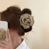 Presilha de Flor de Gaze Suave para Cabelo Feminino Novo Estilo 2025 Flor de Cabeça Presilha Tubarão Sentido de Alto Padrão Grampo de Cabelo Disco de Cabelo Acessório de Cabeça