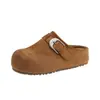 Outono de 2026 Novos Mules Vintage de Camurça com Fivela de Metal Slip-On Sem Costas Sandálias Rasteirinhas Versáteis para Uso ao Ar Livre