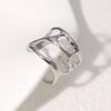 Anillo de acero inoxidable estilo Joker simple con apertura de estilo europeo y americano que no se desvanece y diseño de nicho chapado en oro de 18 quilates.