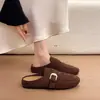 Mules femininas com fivela de metal estilo Birkenstock, nova coleção outono 2026, couro camurça, design de bico fechado, estilo casual e retrô, perfeitas para usar ao ar livre