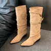 Botas de Punta Aguda con Volantes Apilados de Diseño de Nicho 2026 Otoño/Invierno Nueva Llegada Bota Larga de Cuero con Hebilla para Pantorrilla Ancha Botas Altas de Monta