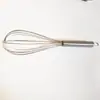 Venta al por mayor de fábrica Batidor de huevos manual pequeño de acero inoxidable Licuadora de huevos para el hogar Gadget de repostería para batir huevos y crema para pasteles