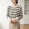 Foto real de la nueva colección otoño-invierno 2026: Suéter corto de punto de cuello redondo a rayas azul marino, beige y rojo, estilo simple, para mujer