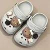 Zuecos infantiles de Hello Kitty color caramelo con lindos dijes para zapatos y accesorios de hebilla decorativa desmontables para zapatos