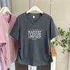100kg Verão Novo Estilo para Mulheres Plus-Size: Simples Decote V Cintura Marcada Estampa de Letras Manga Curta Versátil Meia Manga Mulher 7657
