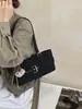 Bolsa de cintura de couro de alta qualidade para mulheres, novo design de moda 2026 com pingentes decorativos, grande capacidade, versátil e adequada para o trajeto diário