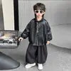 Conjunto de otoño para niño: chaqueta de cuero elegante y genial, conjunto de tres piezas de moda coreana de primavera y otoño para niños con camisa a cuadros