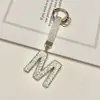 Pingente de chaveiro de carro com 26 letras em inglês cravejado de diamantes transfronteiriço, decoração de bolsa com strass de argila, atacado de chaveiro de celular
