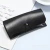 Estuche para Gafas de Cuero Sintético con Broche y Cordón Elástico, Color Negro y Gris, Estuche Suave con Bordes Aceitados, Personalizable con Logo