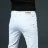 Pantalones vaqueros elásticos blancos puros para hombres jóvenes estudiantes, pantalones deportivos casuales para el día a día, pantalones versátiles ajustados para hombres