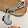 Venta al por mayor transfronteriza de llaveros japoneses y coreanos con letras en inglés, dijes para bolso de cuero dopamina, pequeños accesorios y regalos
