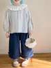 2025 Nova Moda Outono Estilo Coreano Roupas Infantis Meninas Gola Folha de Lótus Babydoll Gola Boneca Camisa Jeans com Renda