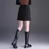 Falda Corta de Otoño con Estampado de Letras de Cintura Alta Adelgazante de Longitud Media Bordada a Mano para Reducir la Edad con Elegante Temperamento para Ir al Trabajo