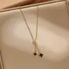 Colar de trevo de quatro folhas para mulheres, luxo leve com cravação de zircônia, corrente para clavícula com um pingente acessório de design de nicho de alta qualidade