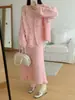 Conjunto de duas peças: Cardigan de tricô com flor tridimensional e vestido tipo regata, novo para outono e inverno 2024, terno de suéter estilo suave feminino