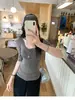 En stock y listo para enviarCamiseta de cuello en V abotonada estilo francés para mujer, top de verano de manga media, corte ajustado y que realza la figura