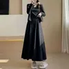 Conjunto de falda de tres piezas para uso casual en primavera y otoño, con un aire de alta gama estilo coreano, que incluye un cárdigan, una camisola y una falda.