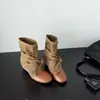 Novas botas femininas 2026 com palmilhas internas que aumentam a altura, versáteis no estilo 'wasteland' (terreno baldio), apresentando design de laço, estética retrô outono/inverno, botas curtas, estilo western.