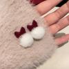 Brincos de pelúcia com laço de veludo vermelho para outono e inverno 2025 Brincos Mao Brincos de bola de cabelo exclusivos para mulheres