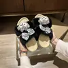 Zapatillas de felpa tridimensionales de una línea de dibujos animados simples para mujer, nuevo modelo de otoño e invierno 2026, zapatillas de algodón cálidas para exteriores con punta abierta