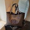 Bolsa Tote de Ombro Nova Moda Outono 2026 Grande Capacidade Estampa de Letras Estilosa Versátil Simples Casual