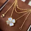 Exquisita Cadena Colgante de Lujo Ligero de Gama Alta Minimalista Flor del Cosmos Flor de Cuatro Corazones con Diamantes y Corazón de Nácar Blanco Flor de Cuatro Hojas