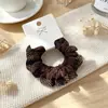 Empaque en tarjeta: Goma para el pelo de seda plisada de alta elasticidad con bordes rizados, goma pequeña versátil y simple para coletas