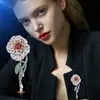Broche de Rosa de Moda de Alta Gama Pin Floral Accesorio de Ramillete Pequeño Estilo Chanel Exquisito Accesorio para Traje de Alta Gama